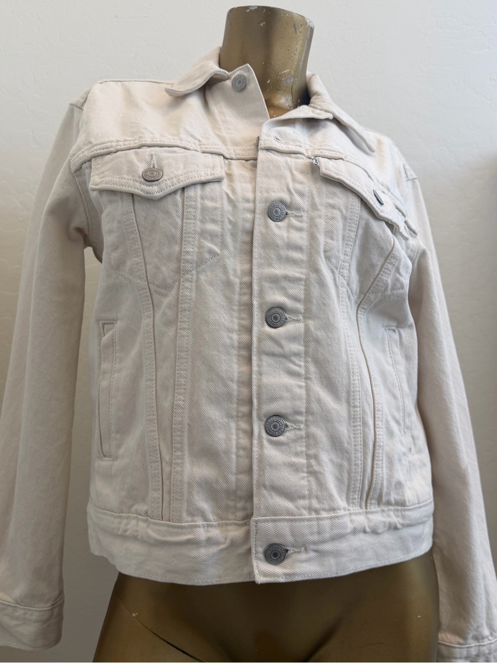 Classic Levi’s Cream Denim Trucker Jacket Size Small 100% Cotton